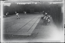 102 Tenniswedstrijd op de tennisbaan, met toeschouwers aan de zijlijn., 1910-01-01