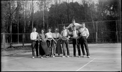 105 Groepsportret op de tennisbaan, zowel dames als heren, met de rackets in de hand., 1912-04-22