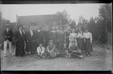 106 Groepsportret buiten, zowel dames als heren, sommigen met tennisrackets in de hand., 1910-01-01