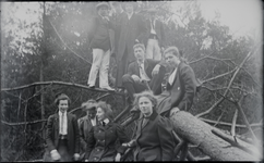 107 Groepsportret buiten bij een omgevallen boom, van zes dames en vier heren., 1910-01-01