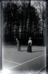 110 Twee dames aan het tennissen op de tennisbaan., 1912-04-20