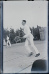 112 Actiefoto van een tennissende heer op de tennisbaan., 1910-01-01