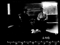 114 Groepsportret van vier jongens, binnen in een houten huisje. Zeer donkere opname., 1910-01-01