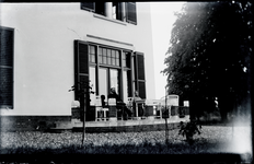 118 Opname van een dame en heer (met baard), zittend buiten op het terras bij de woning. Locatie onbekend., 1910-01-01