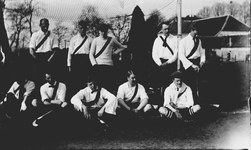 130 Heren hockey elftal poseert bij het doel, met hockeysticks., 1910-01-01