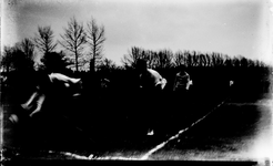 132 Hockey op grasveld. Zeer donkere opname., 1910-01-01
