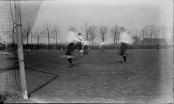 134 Hockeywedstrijd op grasveld, shirt UD, mogelijk in diepenveen, 1910-01-01