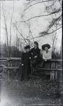 175 Groepsportret van drie meisjes bij een hek, 1910-01-01