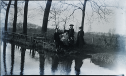 176 Groepsportret van drie meisjes en een jongetje met een vrouw, aan het water naast een weiland, 1910-01-01