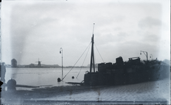 197 Hoog water in Deventer, schip onder water, lading op de kant, 1912-01-14