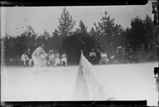 99 Tenniswedstrijd op de tennisclub met toeschouwers, foto genomen halverwege de baan bij het net., 1910-01-01