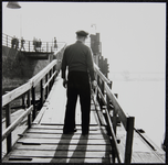 1 De schipper van het pontje de Stokvis controleert de loopbrug van de aanlegsteiger aan de Welle., 1961-01-01