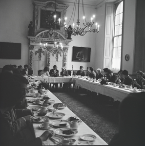 104 Lunch van damesgezelschap van de Unie van Vrouwelijke Vrijwilligers met burgemeester Bolkestein in de Burgerzaal ...