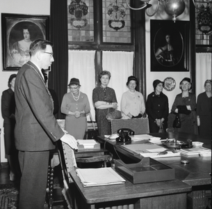 107 Burgemeester Bolkestein ontvangt dames van de Unie van Vrouwelijke Vrijwilligers op zijn werkkamer in het stadhuis. ...