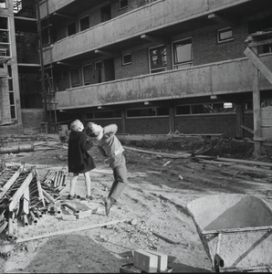 148 Jongens op het bouwterrein van de Schippersflat naast de Wilhelminabrug aan het Pothoofd, 1961-01-01