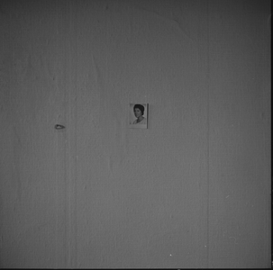1728 Pasfoto van fotografe Betty Veldwachter aan de muur., 1960-01-01