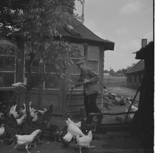 1776 Onbekend. Boer voert zijn kippen., 1960-01-01