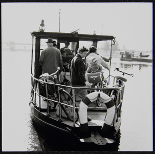 2 Het pontje De Stokvis brengt de passagiers over van de stad naar de Worp., 1961-01-01
