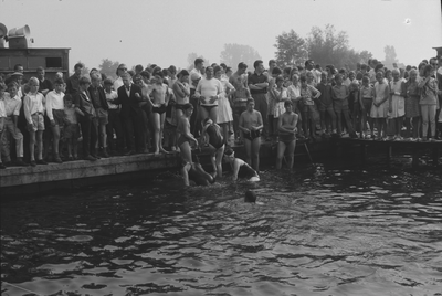 2098 Zwemwedstrijden in zwembad de Lange Kolk in Den Nul bij Olst., 1960-01-01