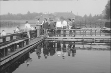 2099 Zwemwedstrijden in zwembad de Lange Kolk in Den Nul bij Olst., 1960-01-01