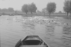2102 Zwemwedstrijden in zwembad de Lange Kolk in Den Nul bij Olst., 1960-01-01