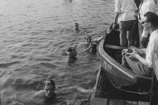 2107 Zwemwedstrijden in zwembad de Lange Kolk in Den Nul bij Olst., 1960-01-01