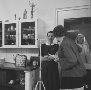 2473 St.Jozeph ziekenhuis. Een delegatie dames krijgt een rondleiding door de keuken van dit ziekenhuis., 1960-01-01