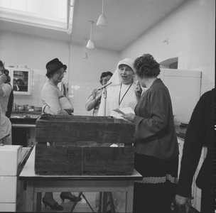 2474 St.Jozeph ziekenhuis. Een delegatie dames krijgt een rondleiding door de keuken van dit ziekenhuis., 1960-01-01