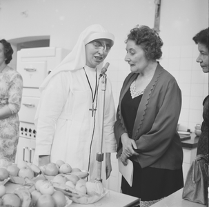 2475 St.Jozeph ziekenhuis. Een delegatie dames krijgt een rondleiding door de keuken van dit ziekenhuis., 1960-01-01