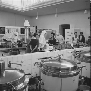 2476 St.Jozeph ziekenhuis. Een delegatie dames krijgt een rondleiding door de keuken van dit ziekenhuis., 1960-01-01