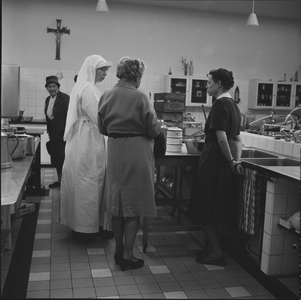 2477 St.Jozeph ziekenhuis. Een delegatie dames krijgt een rondleiding door de keuken van dit ziekenhuis., 1960-01-01