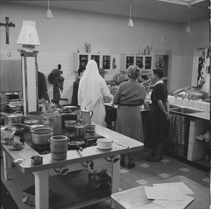 2478 St.Jozeph ziekenhuis. Een delegatie dames krijgt een rondleiding door de keuken van dit ziekenhuis., 1960-01-01