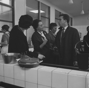 2479 St.Jozeph ziekenhuis. Een delegatie dames krijgt een rondleiding door de keuken van dit ziekenhuis., 1960-01-01