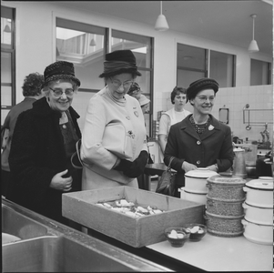 2480 St.Jozeph ziekenhuis. Een delegatie dames krijgt een rondleiding door de keuken van dit ziekenhuis., 1960-01-01