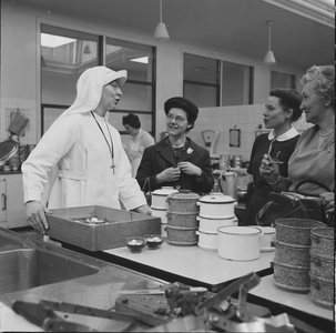 2481 St.Jozeph ziekenhuis. Een delegatie dames krijgt een rondleiding door de keuken van dit ziekenhuis., 1960-01-01