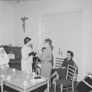 2483 St.Jozeph ziekenhuis. Een delegatie dames krijgt een rondleiding door de keuken van dit ziekenhuis. Een gezellig ...