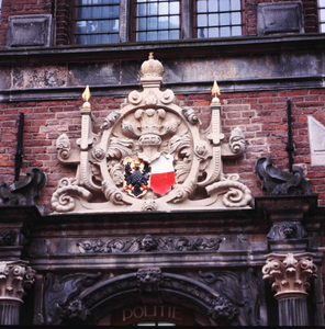 32 Wapen boven de ingang van het Landshuis naast het stadhuis op het Grote Kerkhof. Gebouwd in 1632., 1961-01-01