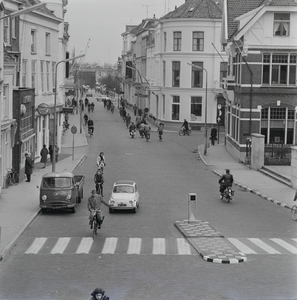 38 Gezicht op de Keizerstraat richting station. Rechts de Antiekwinkel van fa. van der Wal. Daarachter op de hoek ...