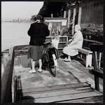 4 Passagiers wachten op de aanlegsteiger van het pontje De Stokvis ., 1961-01-01