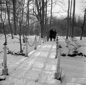 431 Wandelen in de sneeuw, in de tuinen van Havezate Den Alerdinck te Laag Zuthem bij Zwolle., 1961-01-01