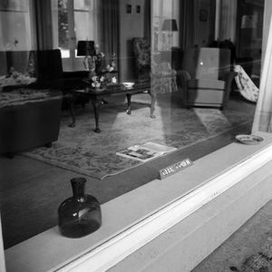 443 Meubelzaak van Cohen. Een kijkje in de grote etalage. Lange Bisschopstraat, hoek Sandrasteeg., 1961-01-01
