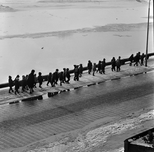 466 Schoolkinderen langs de kade van de Welle., 1961-01-01