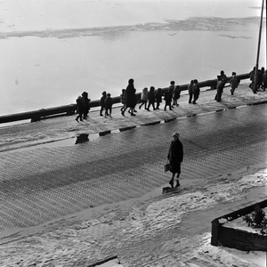 467 Schoolkinderen langs de kade van de Welle., 1961-01-01