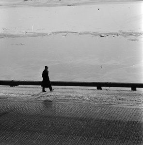 468 Eenzame wandelaar langs de besneeuwde kade aan de Welle., 1961-01-01