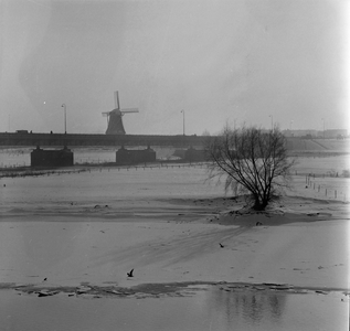 469 De Bolwerksmolen en Wilhelminabrug in winterse omstandigheden, gezien vanaf de Welle., 1961-01-01