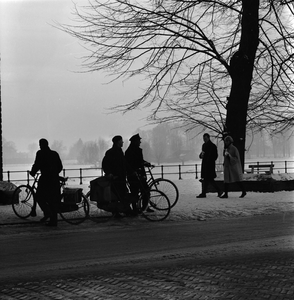 470 Mensen langs de IJssel aan de Welle nabij de Wilhelminabrug., 1961-01-01