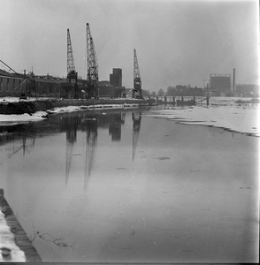471 Het Overslagbedrijf aan het Pothoofd, met rechts de Gasfabriek., 1961-01-01