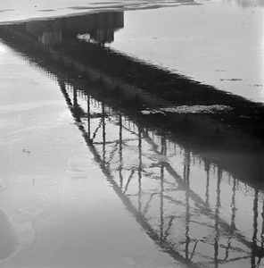 473 Weerspiegeling van de Wilhelminabrug in het water van de IJsel. Foto genomen vanaf het Pothoofd., 1961-01-01