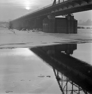 474 Weerspiegeling van de Wilhelminabrug in het water van de IJsel. Foto genomen vanaf het Pothoofd., 1961-01-01