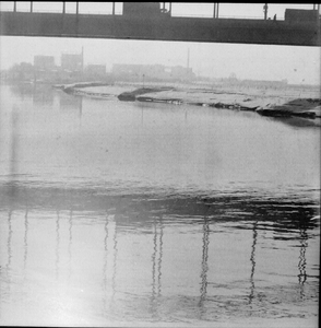 475 Weerspiegeling van de Wilhelminabrug in het water van de IJsel. Onder de brug door zicht op de Gasfabriek en Gulf ...